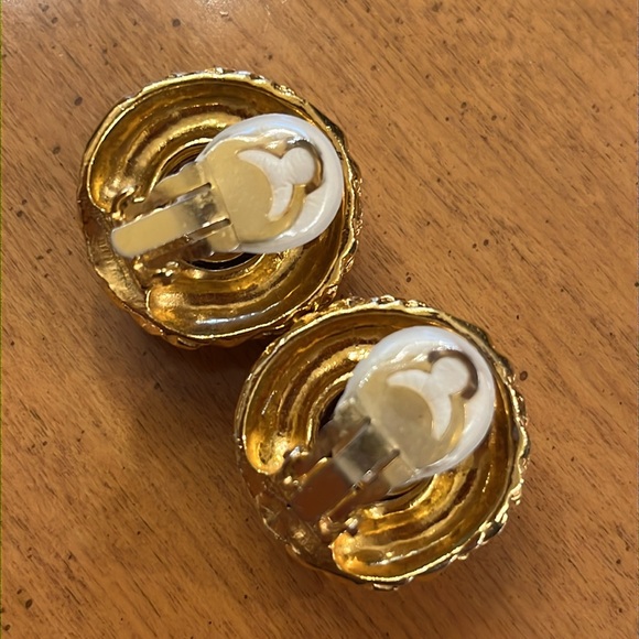 Vintage authentic Chanel red Gripoix glass cabochon gold plated clip on earrings - Picture 9 of 15